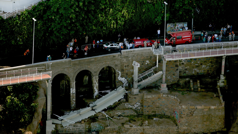 Un puente para bicicletas nuevo que se derrumbó, matando a dos personas. Imagen: Getty
